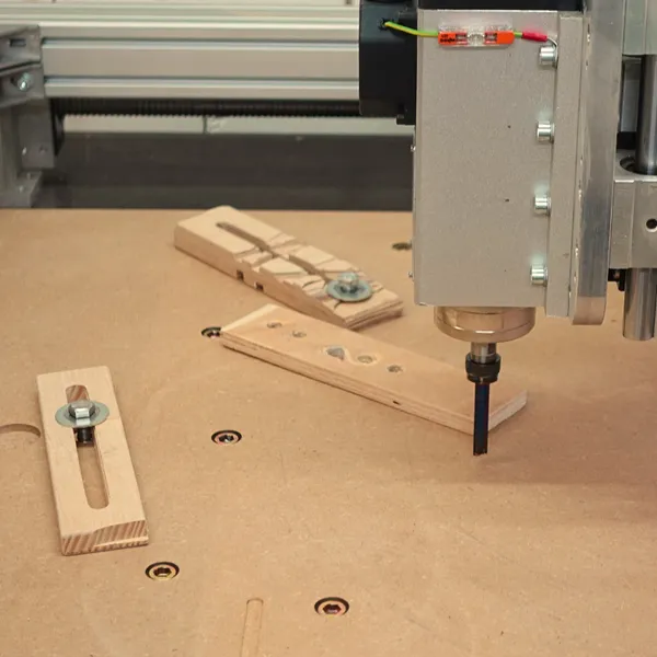 CNC-Fräse mit Holzzuschnitten in der Werkstatt